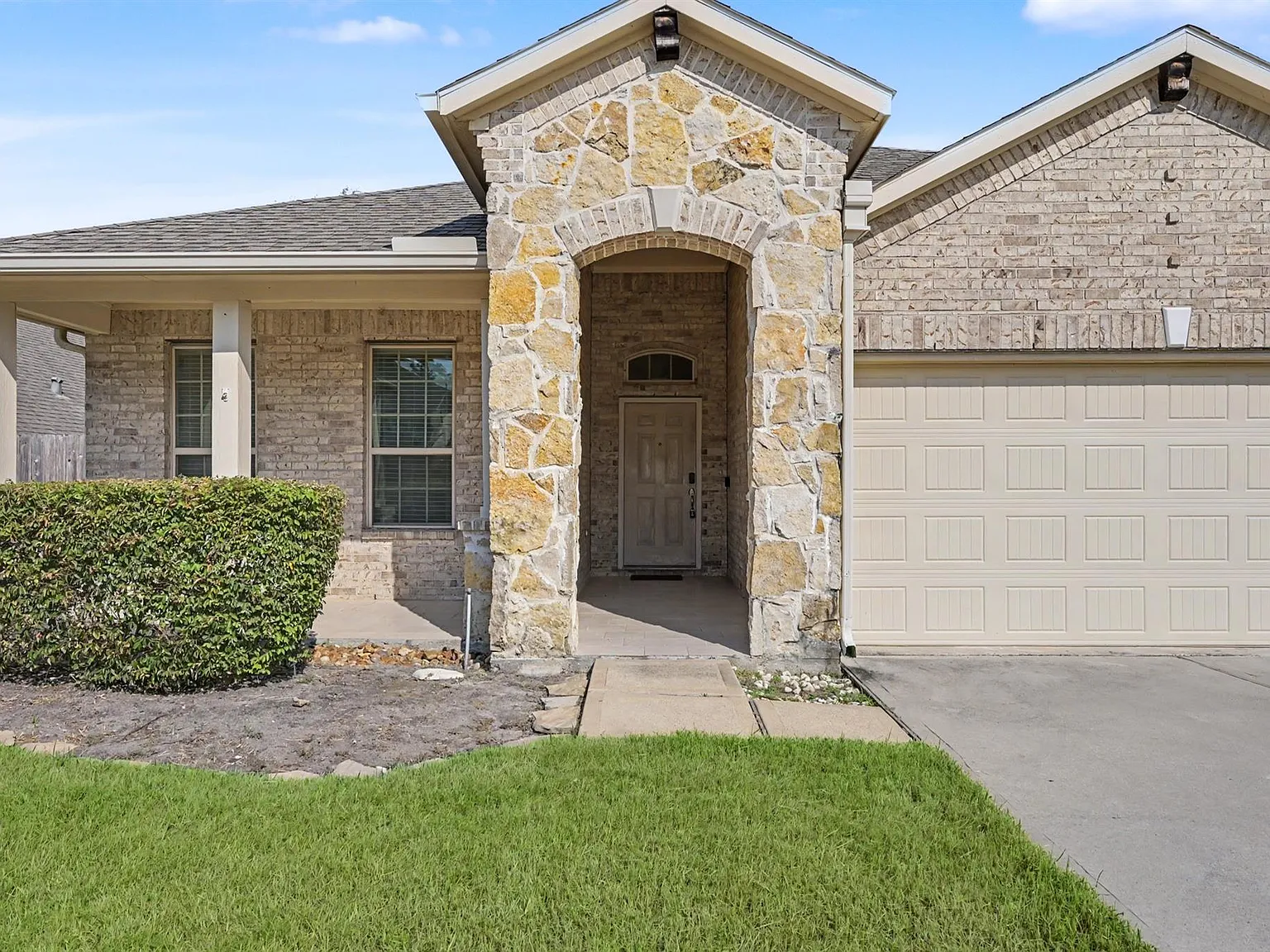 3 bed, 2.0 bath, 1989 sqft, $2,150 — Photo 2