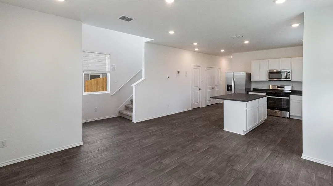 4 bed, 2.5 bath, 1754 sqft, $2,100 — Photo 2
