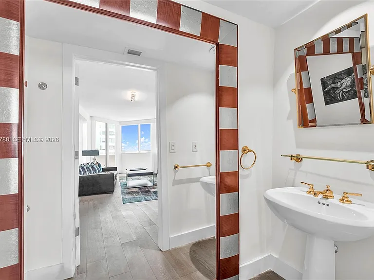 300 S Pointe Dr #809 — Photo 28