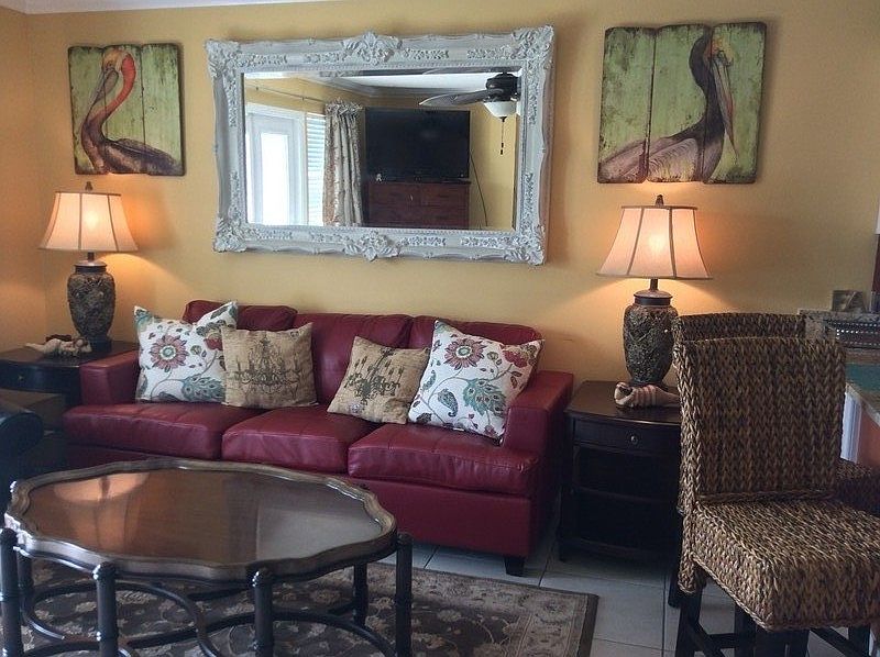 Living Area : Queen sleeper sofa