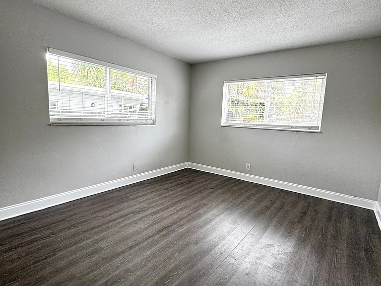 425 NE 7th Ave #8 — Photo 8