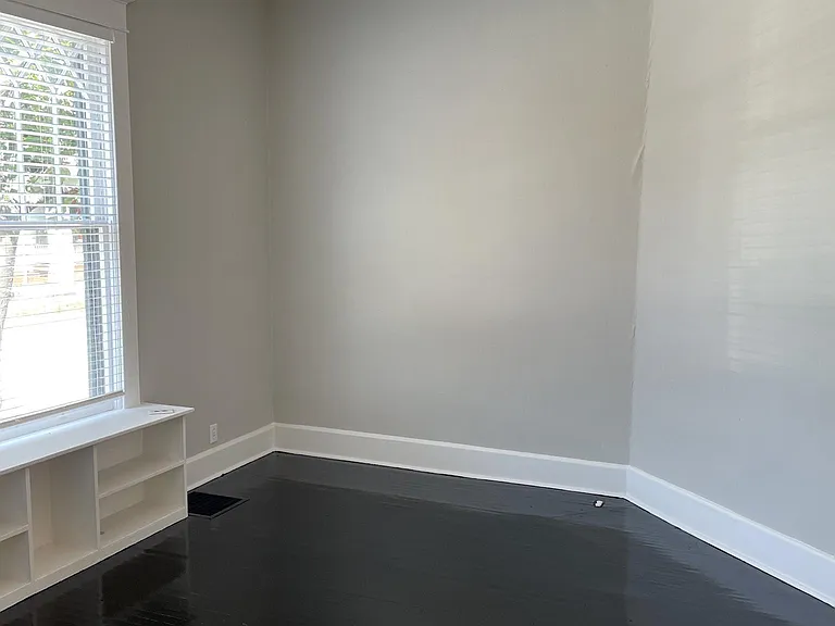 207 Chandler Ave — Photo 3