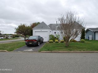 27 Dekker Ct, Brick, NJ 08724