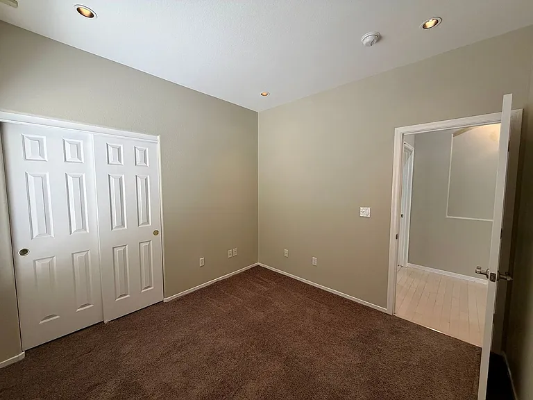 276 Heatherstone St — Photo 36