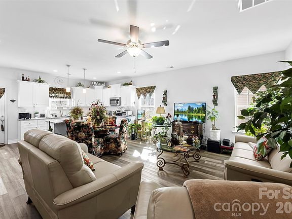 3rd image of 304 Linwood Rd