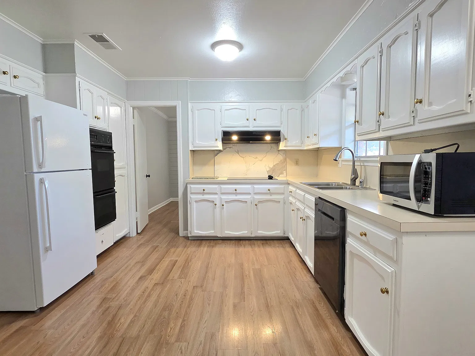 5 bed, 2.5 bath, 2265 sqft, $2,400 — Photo 1