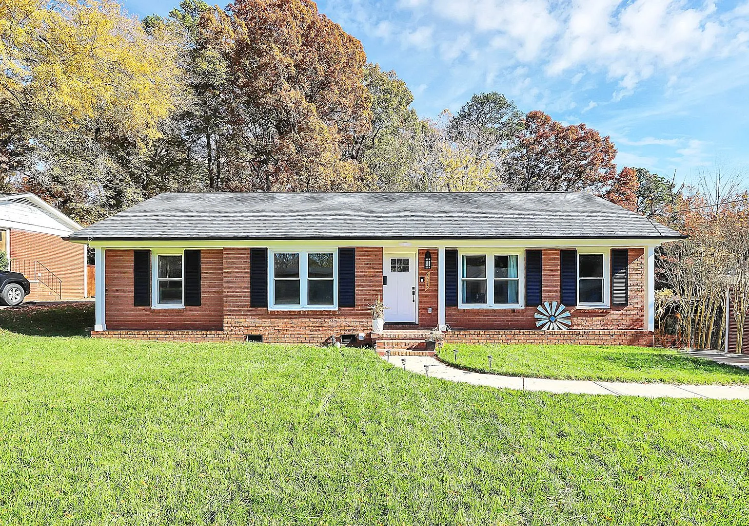 Fully Updated & Furnished Gem in the Heart of Starmount! — Photo 1