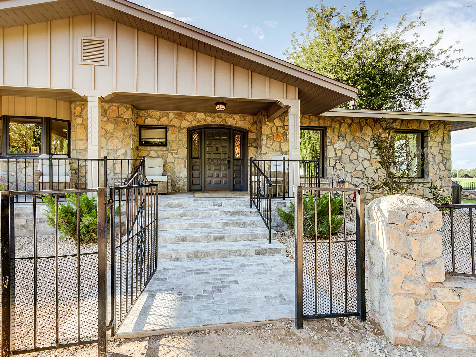 5 bed, 4687 sqft, $4,395 — Photo 2