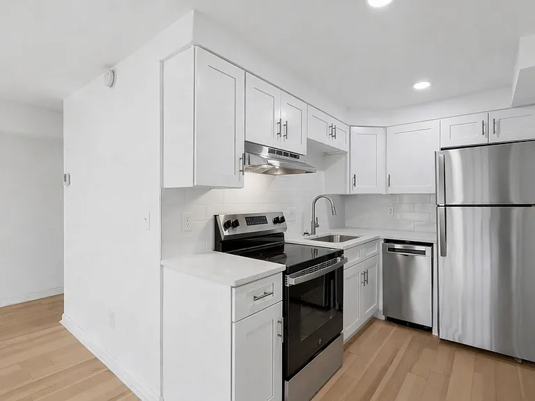 Village in the Park Apartments — Photo 6