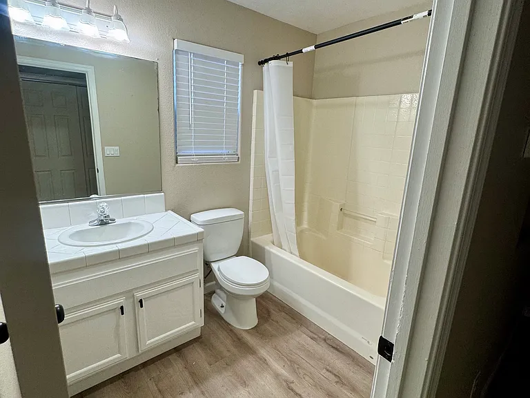 704 Lassen Ave — Photo 7