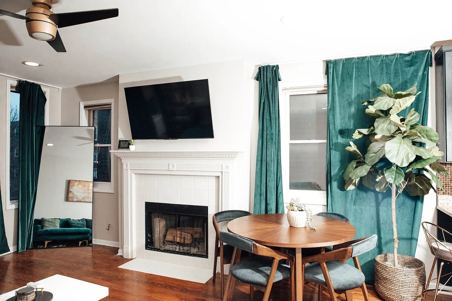 3 bed, 2.0 bath, 1194 sqft, $3,358 — Photo 4
