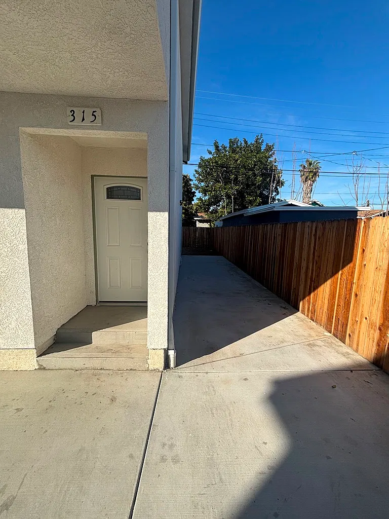3 bed, 1089 sqft, $3,450 — Photo 2
