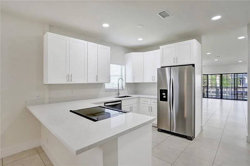 3 bed, 3.5 bath, 2200 sqft, $6,500 — Photo 4