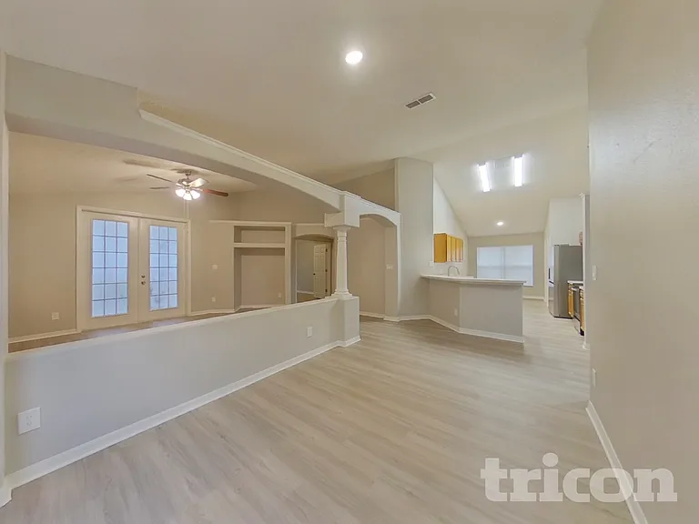1067 Stoneham Dr — Photo 4