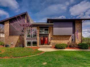 580 Millbrook Dr, Downers Grove, IL 60516