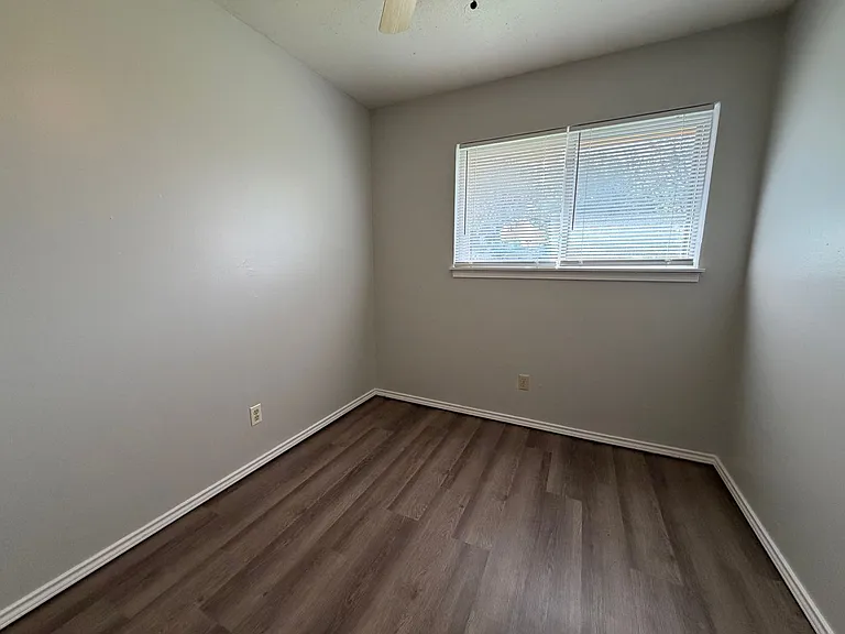 205 S Meadow Ln — Photo 11