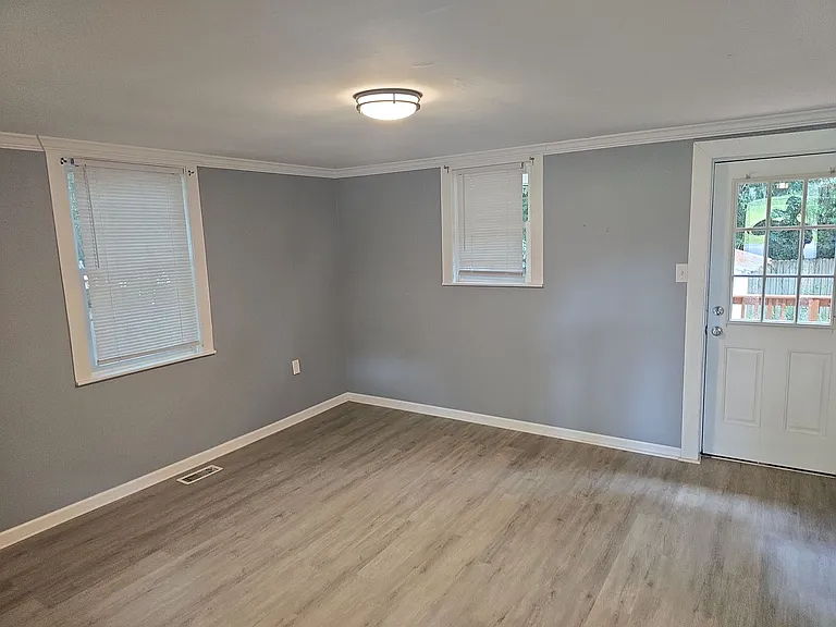 1618 Oak St — Photo 2