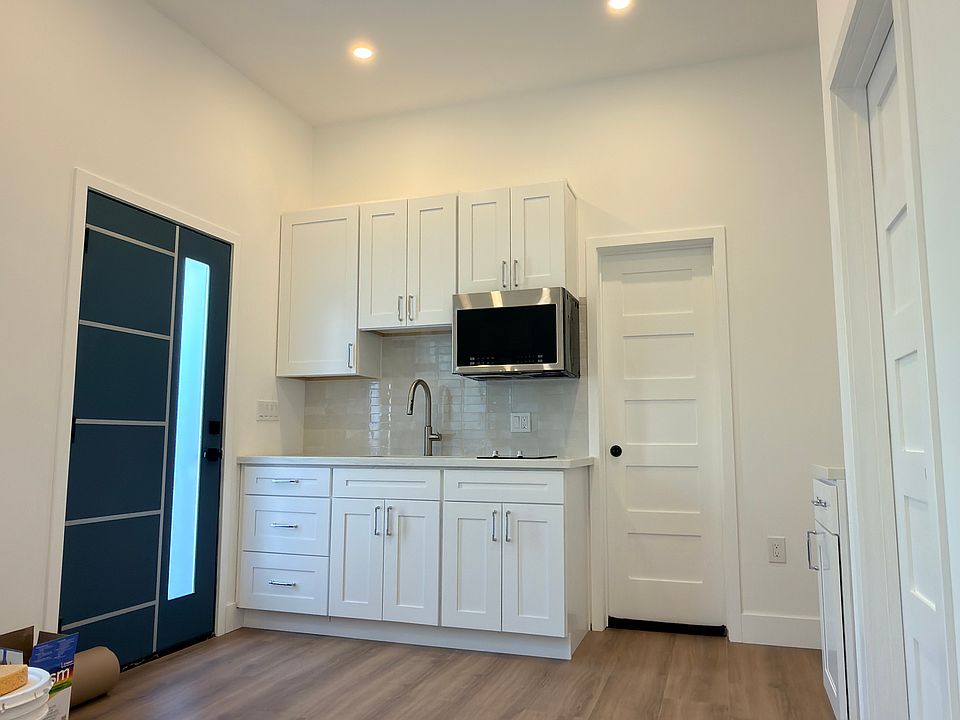 1st image of 1018 Cedar Brk #C