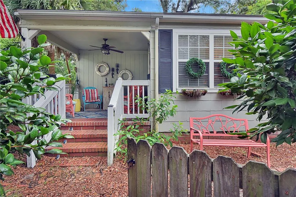 3 bed, 2.0 bath, 1220 sqft, $2,000 — Photo 2