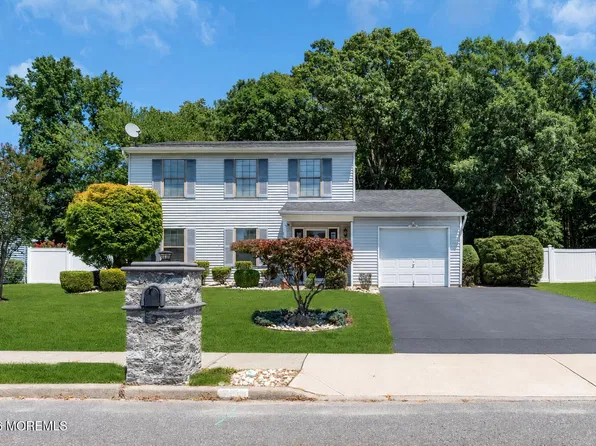 8 Honeysuckle Way, Howell, NJ 07731