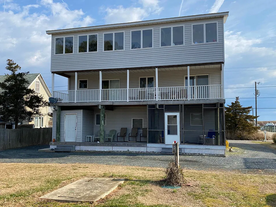 Bottom floor apt w/ screened porch