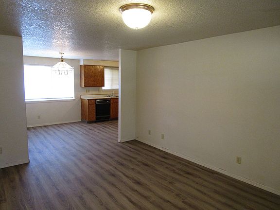 2nd image of 101 NW Ivy St