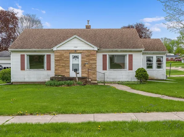 1351 W American St, Freeport, IL 61032