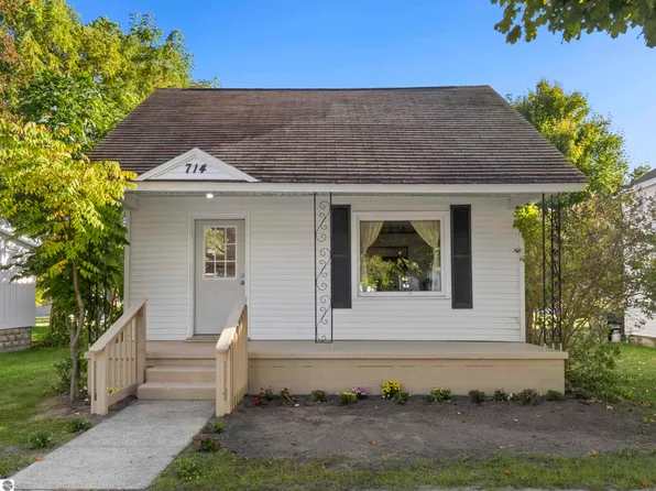 714 James St, Frankfort, MI 49635