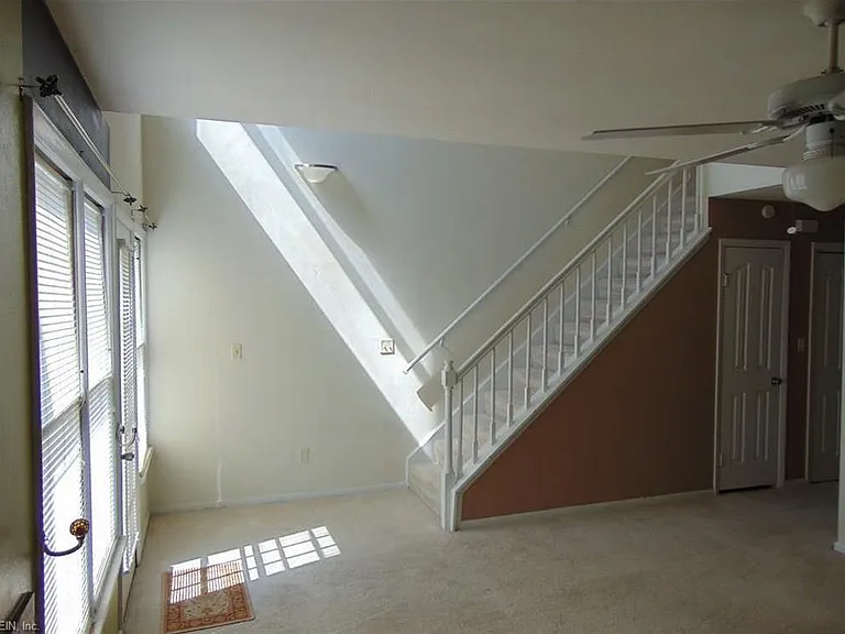 125 Wexford Dr E — Photo 17
