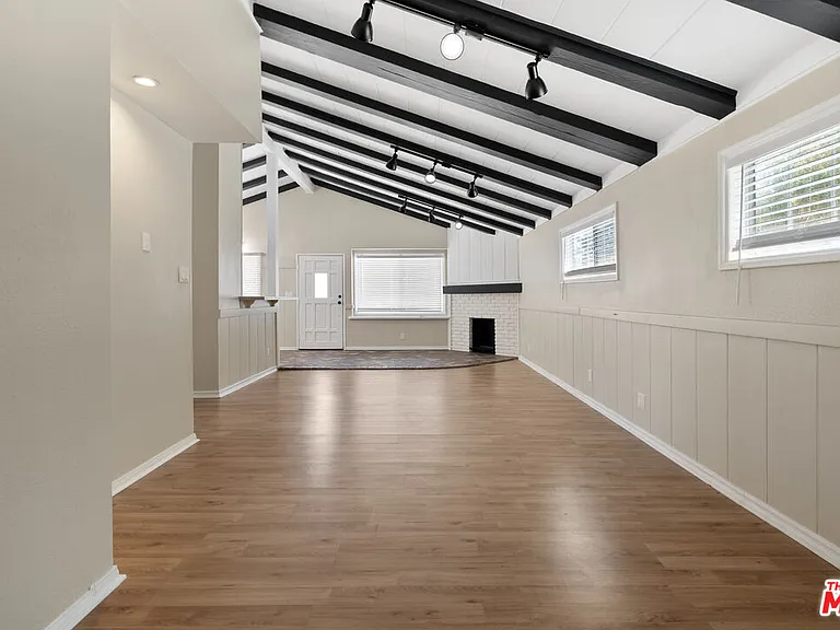 5541 Fallbrook Ave — Photo 18