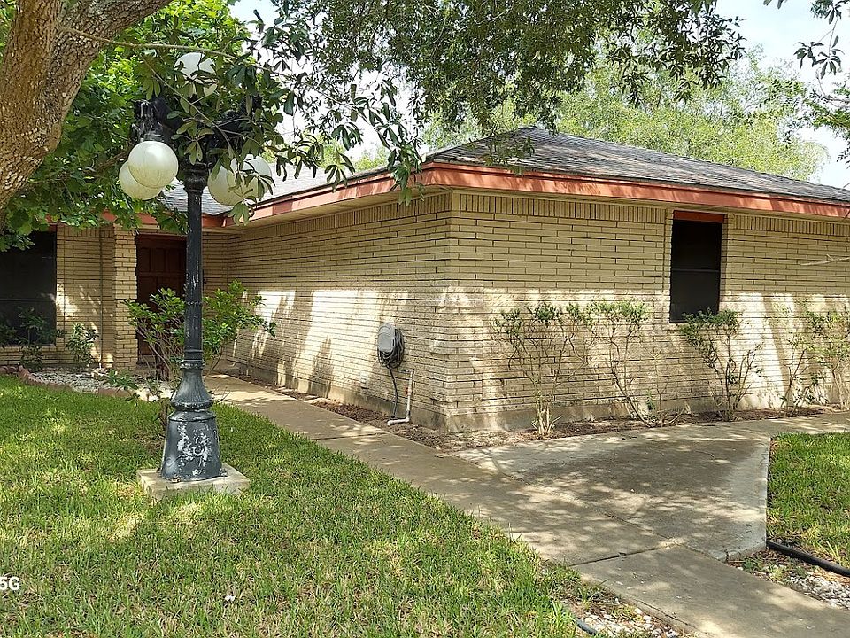 VIEW OF FRONT YARD