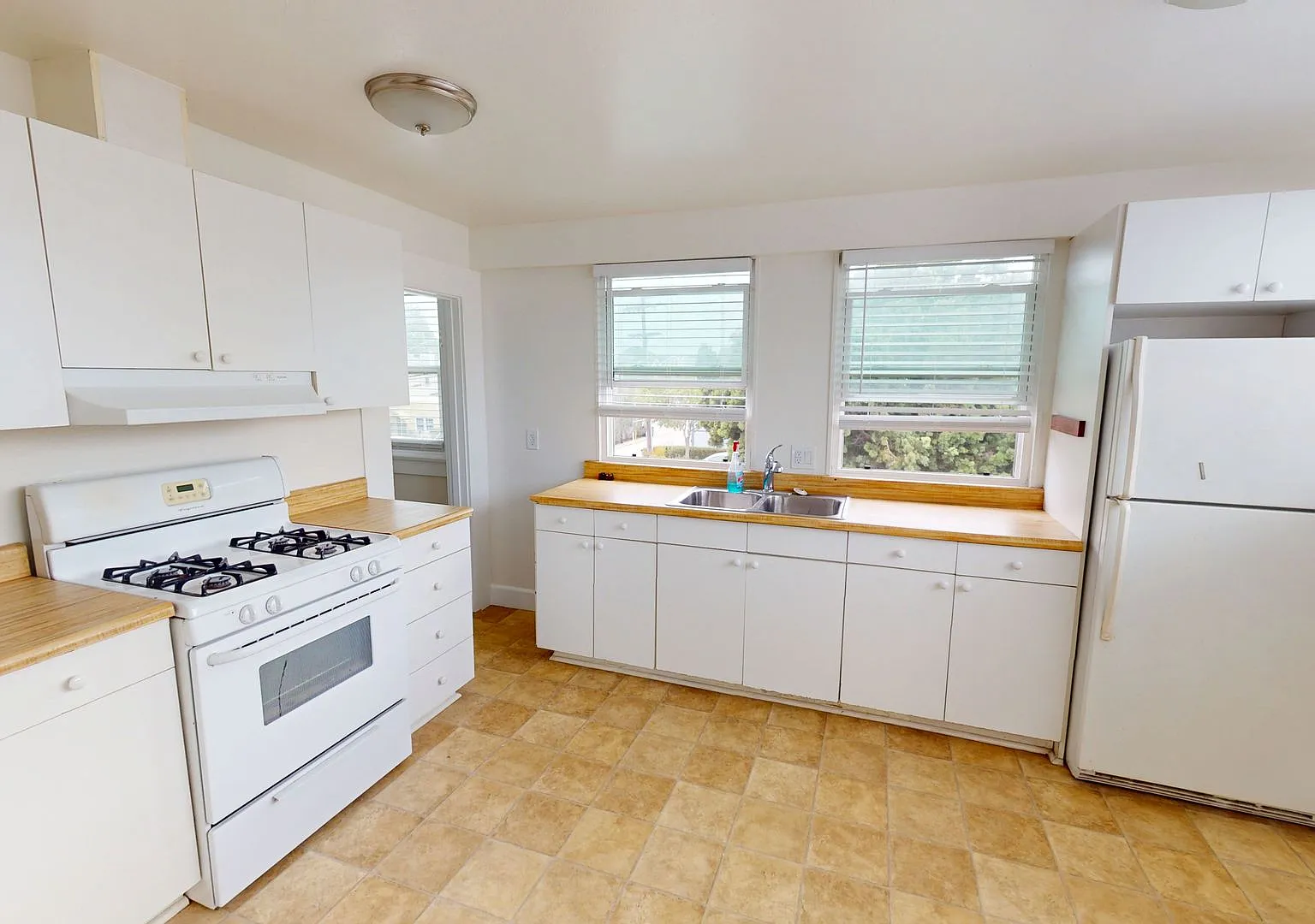 Bright 1 bedroom in Great Location — Photo 4