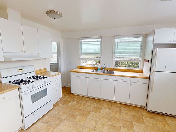 3rd image of 918 10th St APT 4