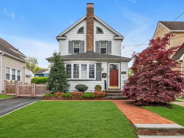20 Highland Place, Great Neck, NY 11020