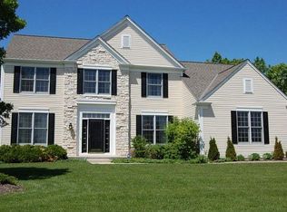 W147N6635 Ash Dr, Menomonee Falls, WI 53051