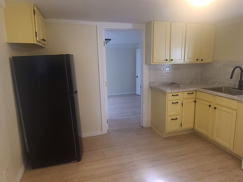 Kitchen pic looking from front door