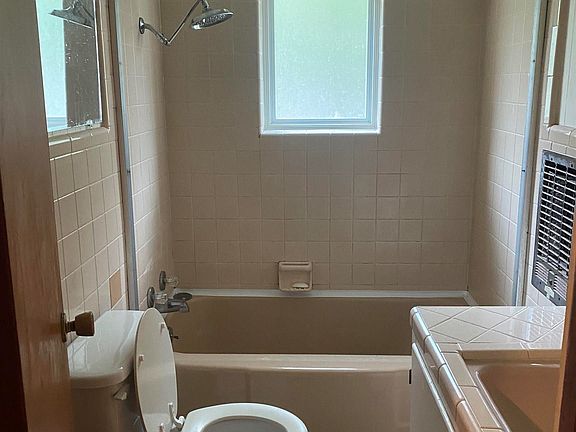 3rd image of 72 N Broadview St