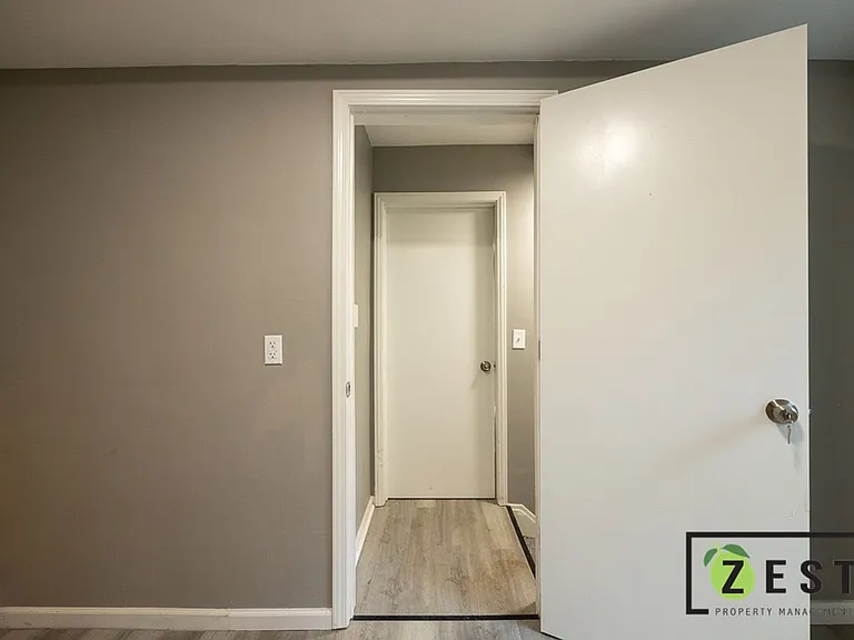 5235 Chatsworth — Photo 22