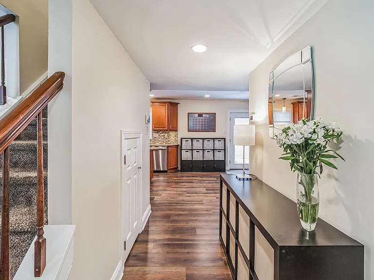 437 Holly Ln — Photo 3