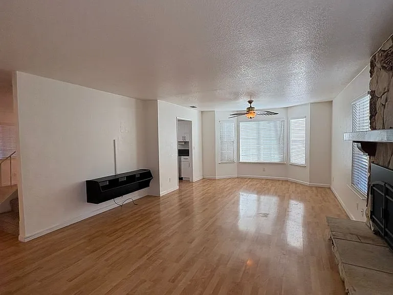 628 Saratoga Ct — Photo 3