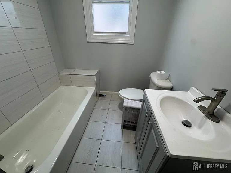 266 Sandford St — Photo 8