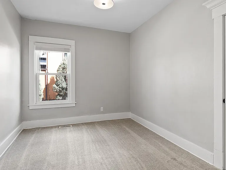 216 W 32nd St — Photo 11