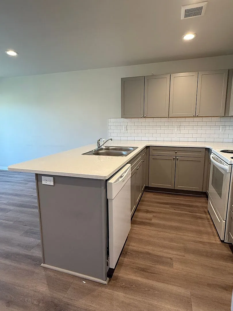 Charming 2 Bedroom Townhome - Half Off First Months Rent! — Photo 4
