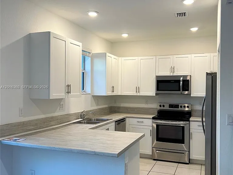 1211 SE 27th Ter — Photo 4