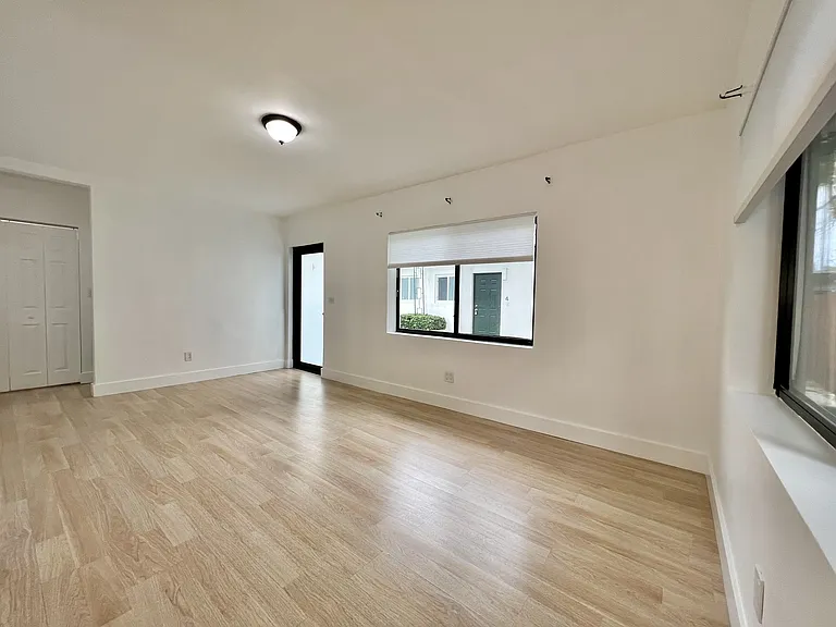 877 80th St #4 — Photo 3