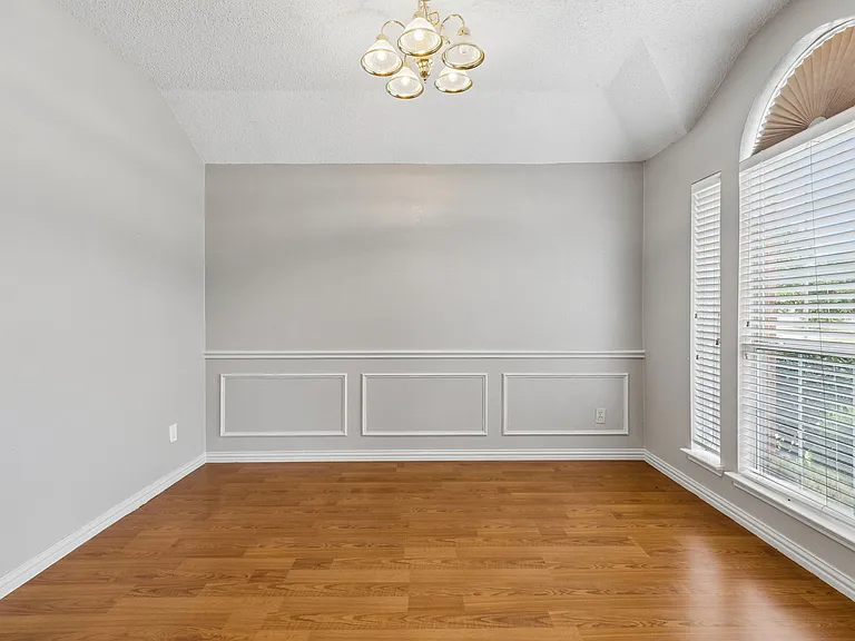 300 Thomas Dr — Photo 15