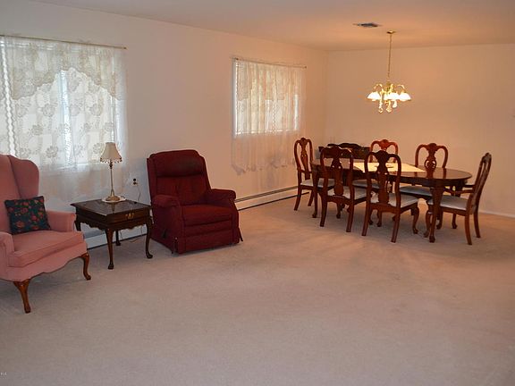 3rd image of 8 Georgetown Dr