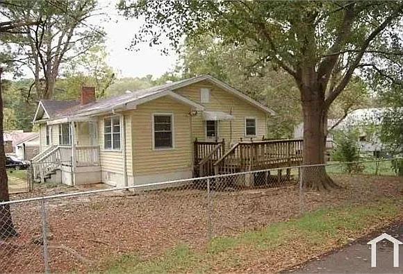 1200 Devine Dr — Photo 2