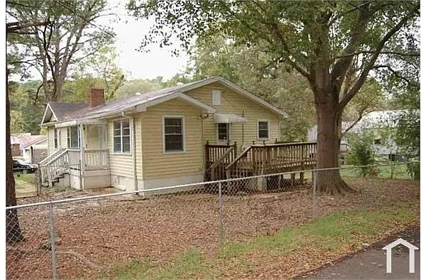 Building Photo - 1200 Devine Dr