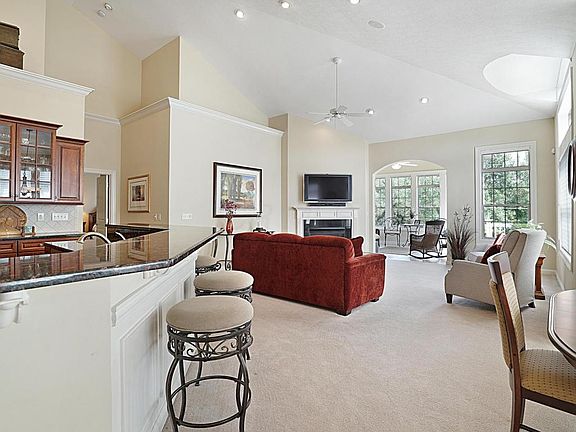 5th image of 22 Windsor Village Dr